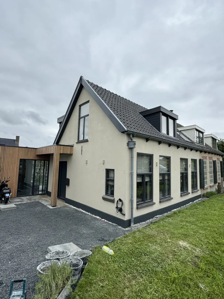 Buitengevel stucwerk renovatie met isolatie tijdens werkzaamheden