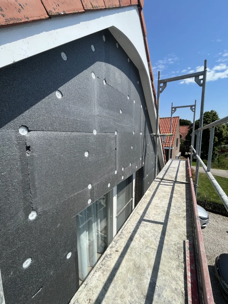 Montage van gevelisolatie op bovenverdieping van woning in Aalsmeer